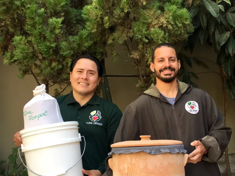 Compostera de arcilla de Lima Compost junto al balde de recojo