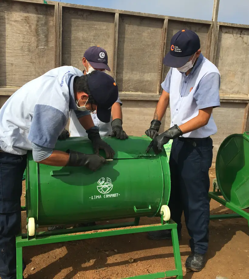 Equipo de Lima Compost trabajando el proceso de compostaje en planta