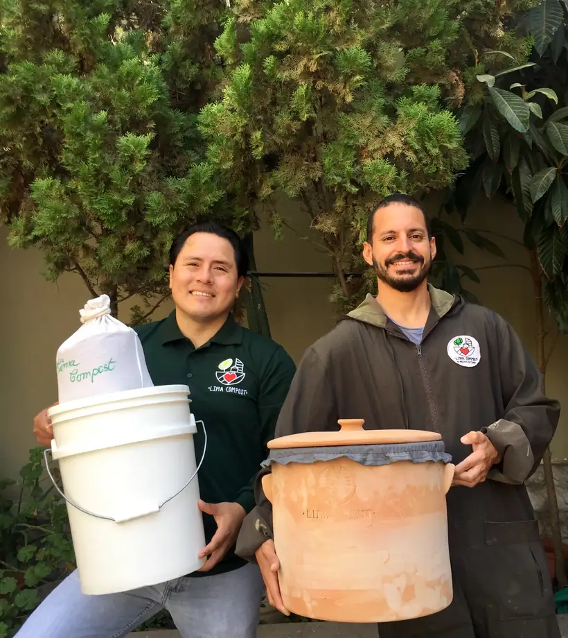 Equipo de Lima Compost con una compostera de arcilla y el balde de recojo